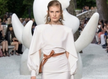 Louis Vuitton lăng xê váy áo thập niên 1980