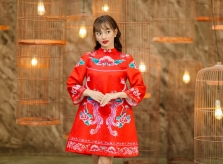 Lung linh trong tà áo dài với cách trang điểm học hỏi từ sao Việt