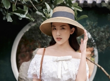 Lương Thanh gợi ý đầm đen trắng nữ tính