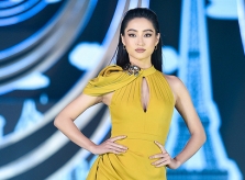 Lương Thùy Linh catwalk với váy xẻ cao