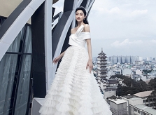 Lương Thuỳ Linh chụp ảnh trên tầng thượng