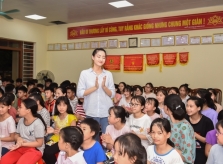 Lương Thùy Linh chơi đùa bên trẻ miền núi