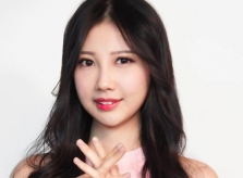 Nữ ca sĩ xinh đẹp Hong Kong nguy kịch sau 30 lần hóa xạ trị ung thư