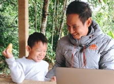 Lý Hải đưa vợ con về quê nuôi gà, trồng rau dịp hè
