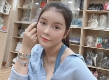Lý Nhã Kỳ cất túi hàng hiệu trong bao nilon