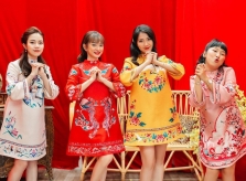 Cả gia đình và hội bạn thân nên mặc áo dài gì khi cùng đi chơi Tết?