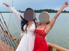 Bị ném đá vì mặc váy sexy, nổi hơn cô dâu trong đám cưới