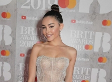 Choáng với trang phục hở bạo của Madison Beer và Montana Brown