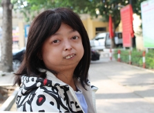 Cô gái 27 tuổi trong hình hài bé lớp hai