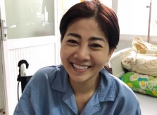 Mai Phương cười lạc quan khi đồng nghiệp đến thăm trong bệnh viện