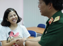 Diễn viên Mai Phương khập khiễng xuất viện