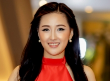 Mai Phương Thúy diện váy cổ yếm đi sự kiện