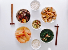 Những mâm cơm nấu tại chỗ làm của hai cô gái độc thân