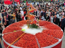 Mâm tôm hùm đất khổng lồ trong lễ hội ẩm thực Trung Quốc