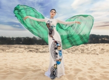 Mẫu cao gần 180 cm diễn áo dài trước biển