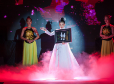 Mẫu nhí Bảo Hà tự tin sải bước trong 'Sắc xuân'