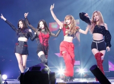 Mẫu quần kỳ quặc được thần tượng Kpop tích cực lăng xê