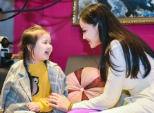 Maya đưa con gái đi thử đồ dự show thời trang