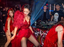 Maya mặc hở, nhảy sexy ở bar đêm giao thừa