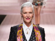 Mẹ tỷ phú Elon Musk trình diễn show Dolce & Gabbana