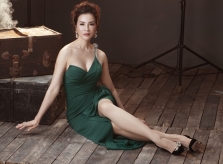 MC Thanh Mai diện váy khoe ngực đầy ở tuổi 45