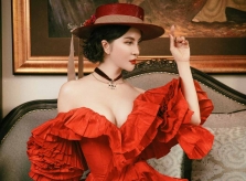 MC Thanh Mai diện váy xẻ tôn vòng một