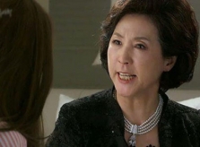 Nàng dâu bị mẹ chồng ghen tuông, nổi giận lôi đình vì lỡ vấp ngã va phải bố chồng