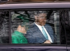 Meghan nắm tay Harry rời hoàng gia