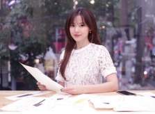 Midu lựa chọn kiểu trang phục nào khi đứng trên bục giảng?