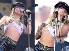 Miley Cyrus vén áo khoe ngực trên sân khấu
