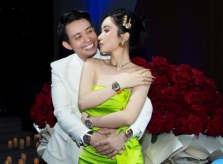 Minh 'Nhựa' tặng vợ đồng hồ 4 tỷ đồng mừng 9 năm cưới