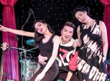 Mr Đàm ôm eo Lệ Quyên khi tập hát đến 5h sáng