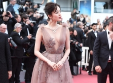 'Mỹ nhân Tân Cương' lấp ló vòng một trên thảm đỏ Cannes