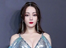 Mỹ nữ Tân Cương mặc váy xẻ ngực