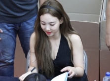 Na Yeon mặc quá hở hang, fan chỉ trích stylist của Twice