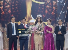 Nam A Bank trao thẻ JCB cho tân Hoa hậu Hoàn vũ Việt Nam 2019