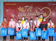 Nam A Bank mang tết ấm đến bà con vùng lũ tại Trà Leng và Rào Trăng