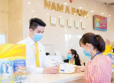 Nhân viên ngân hàng phòng tránh virus corona