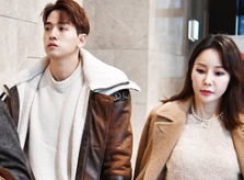 Cặp 'nàng 48 chàng 31' tay trong tay dự cưới