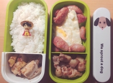 Vợ trẻ dậy từ 6h nấu cơm trưa cho chồng mang đi làm