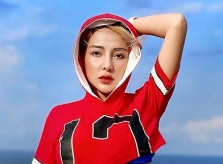 DJ bị phạt vì mặc phản cảm