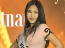 Ngân Anh bị chê catwalk xấu, biểu cảm hài hước trong màn chào sân