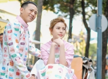 Nghệ sĩ Hữu Tiến cùng con gái mặc áo dài đôi dạo phố Tết