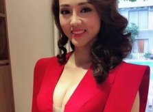 Bạn gái kém 15 tuổi được Công Lý cầu hôn diện váy xẻ sâu táo bạo