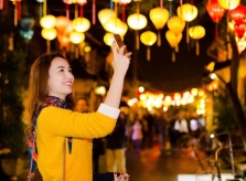 Hoa hậu Ngọc Diễm tận hưởng đêm đông Hội An