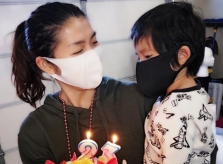 Ngọc Quyên đeo khẩu trang thổi nến sinh nhật