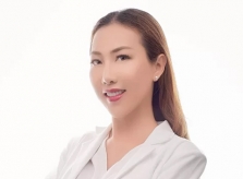 Ngọc Trần chấm thi thẩm mỹ tại Hàn Quốc