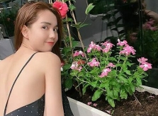 Ảnh sao 22/4: Ngọc Trinh khoe lưng trần
