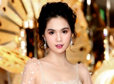 Ngọc Trinh mặc xuyên thấu bên dàn sao Việt ở Hàn Quốc