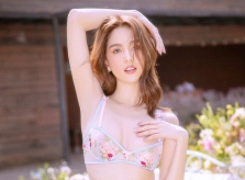 Ảnh sao 21/9: Ngọc Trinh tuổi 31
